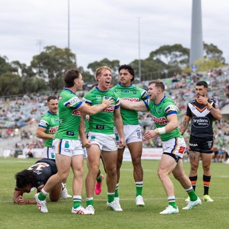 Image Of Zac-Hosking And Team Celebrating a Try